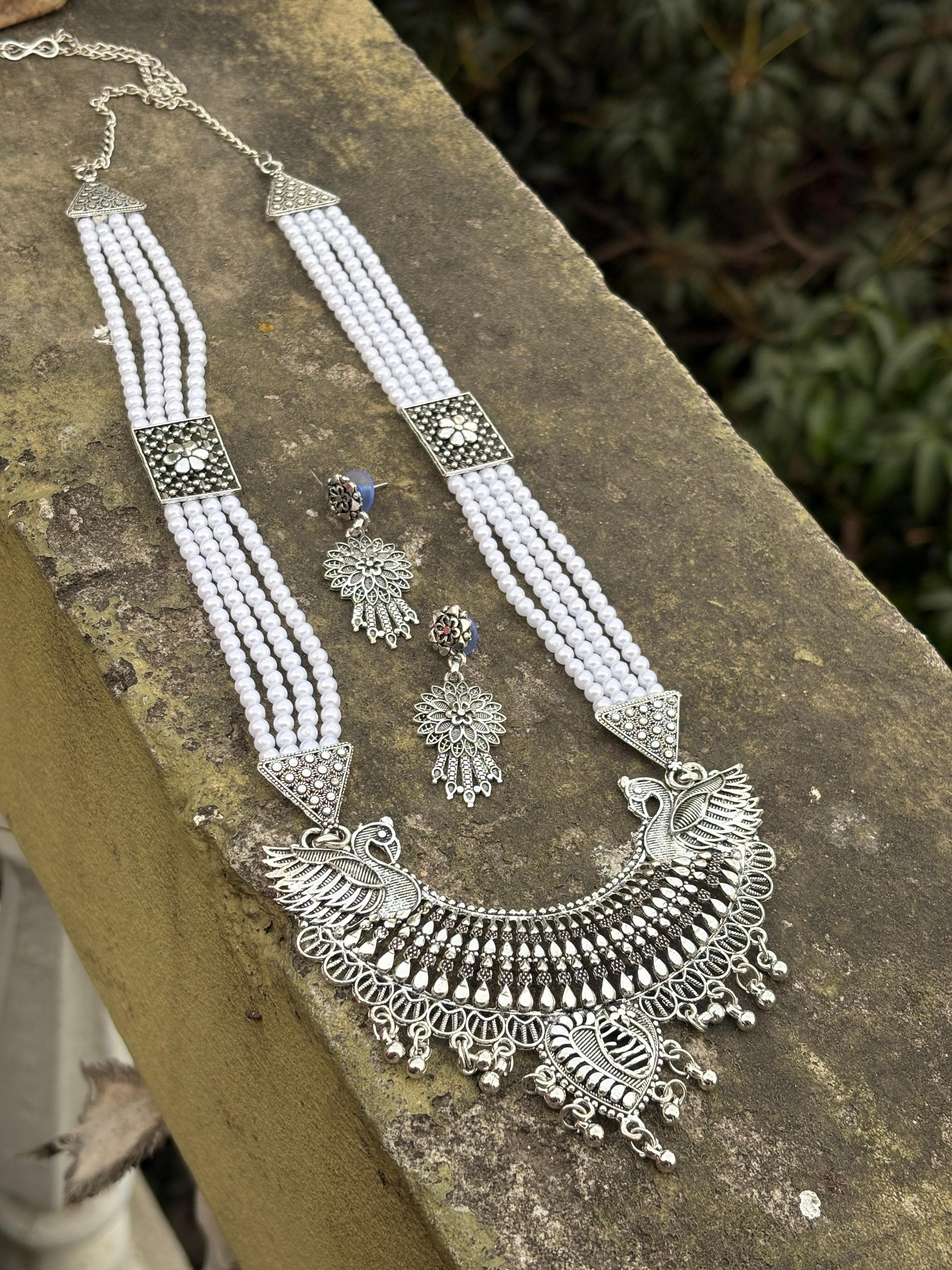 Elegant Indian Pearl Neckpiece