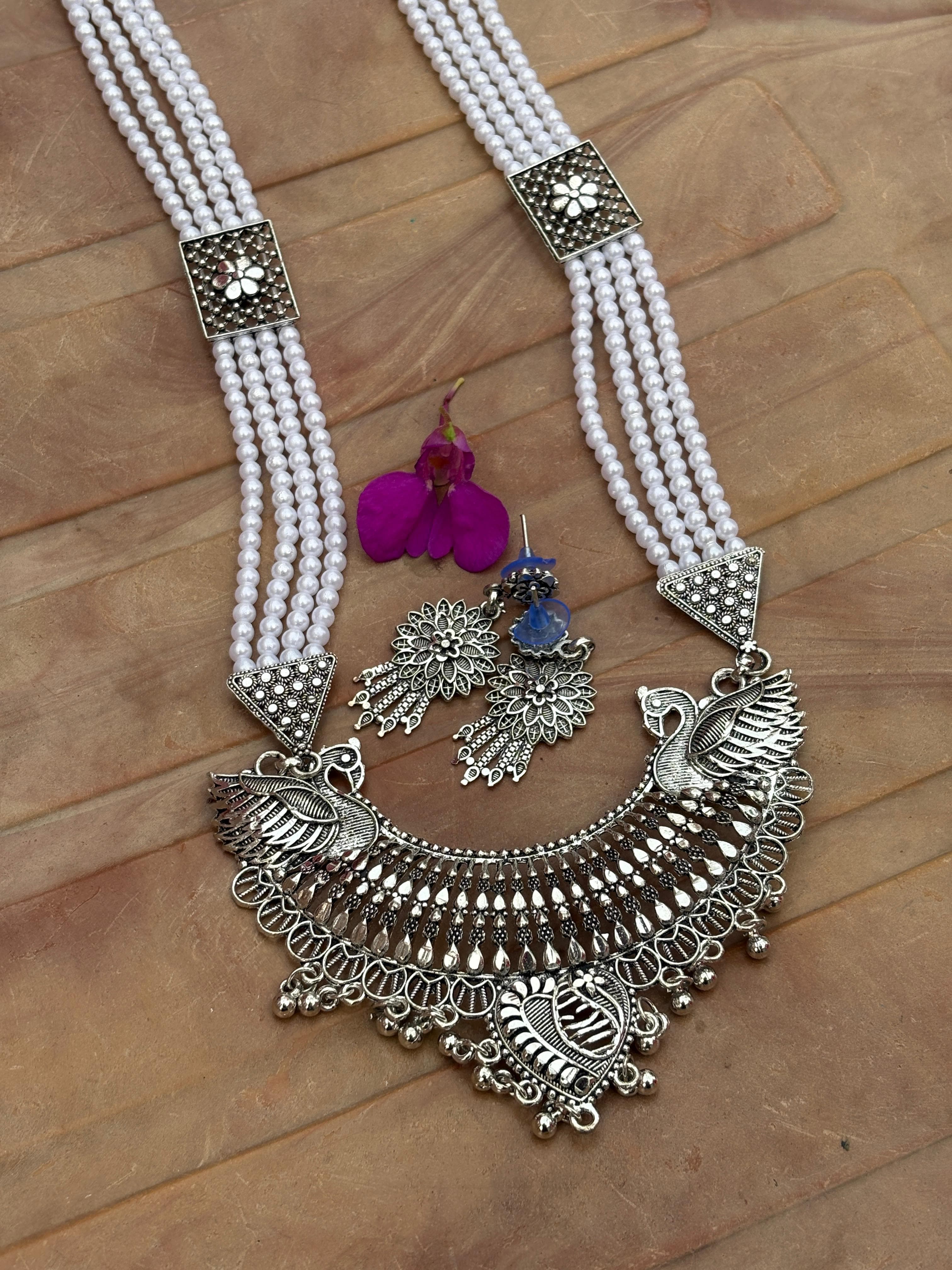 Elegant Indian Pearl Neckpiece